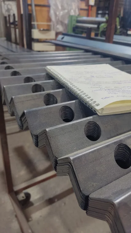 Perfiles de acero plegados y perforados