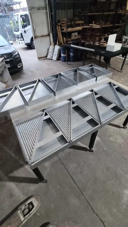 Estructura metálica perforada para racks industriales